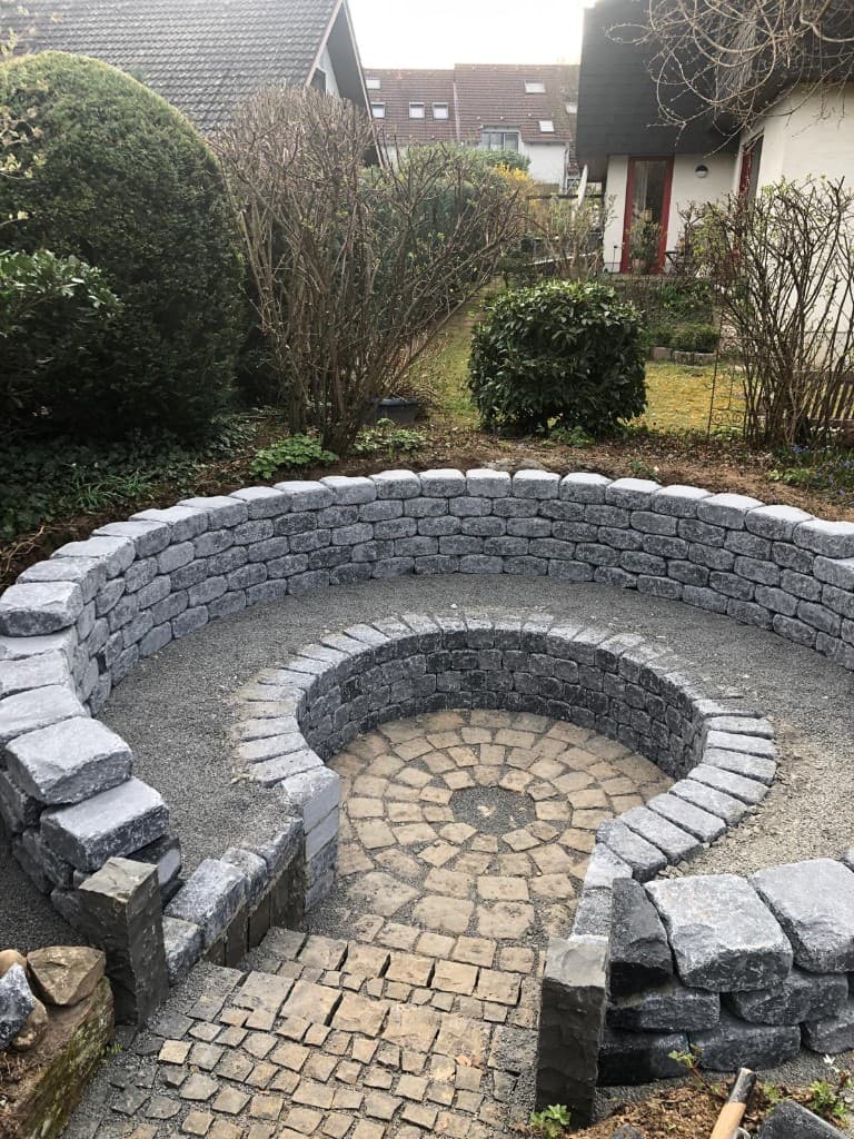 Außenanlagen – Steinsitzplatz und Pflasterarbeiten im Garten
